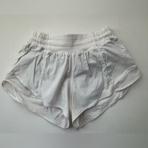 Excellent condition women’s Lululemon Hotty hot 2.5” shorts in white sz 2
